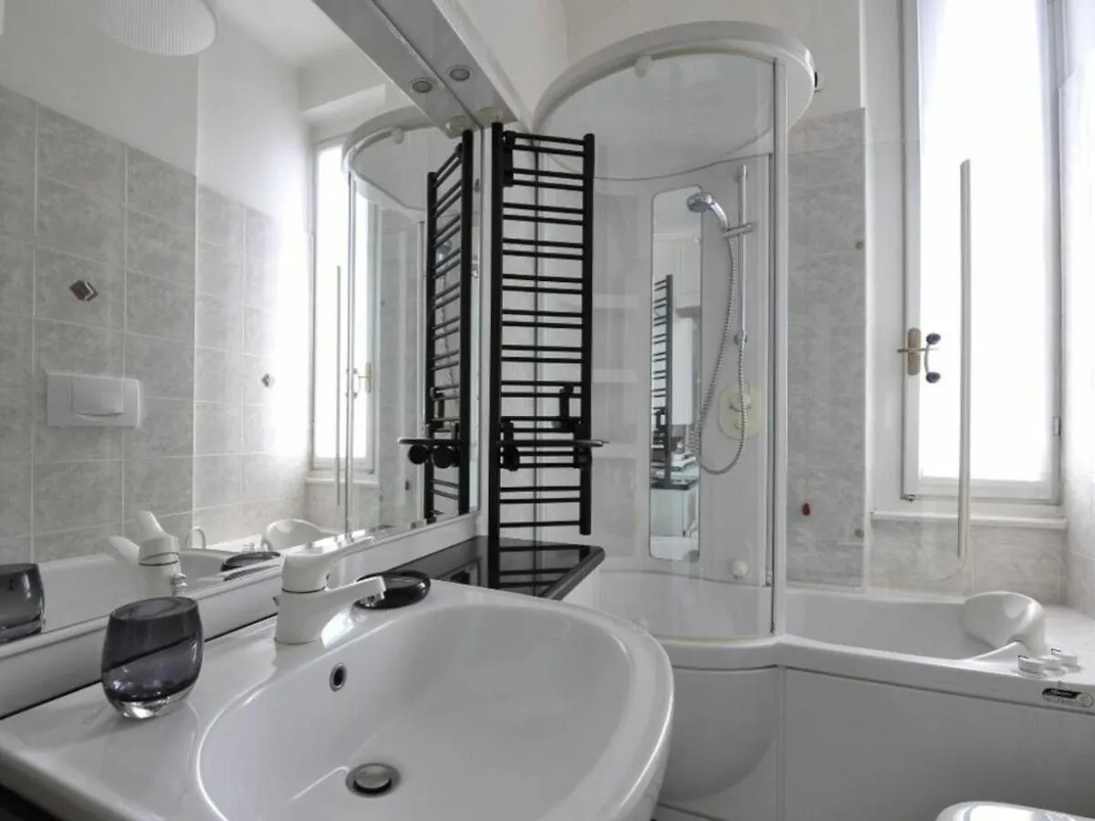 Apartment Garigliano By Halldis Milan Italy